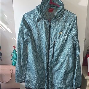 nike windbreaker front pocket